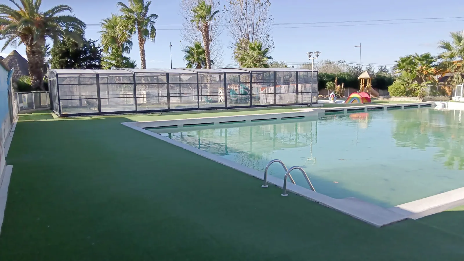 Grand abri de piscine pour un établissement recevant du public