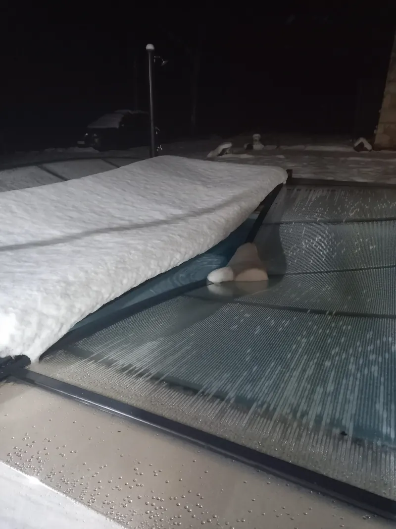 Abri de piscine endommagé par une chute de neige