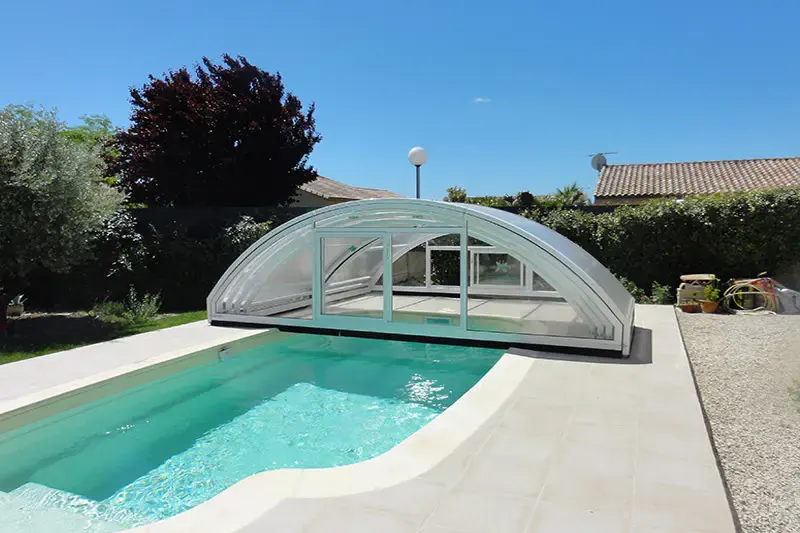 Abri de piscine Madrid sur un bassin
