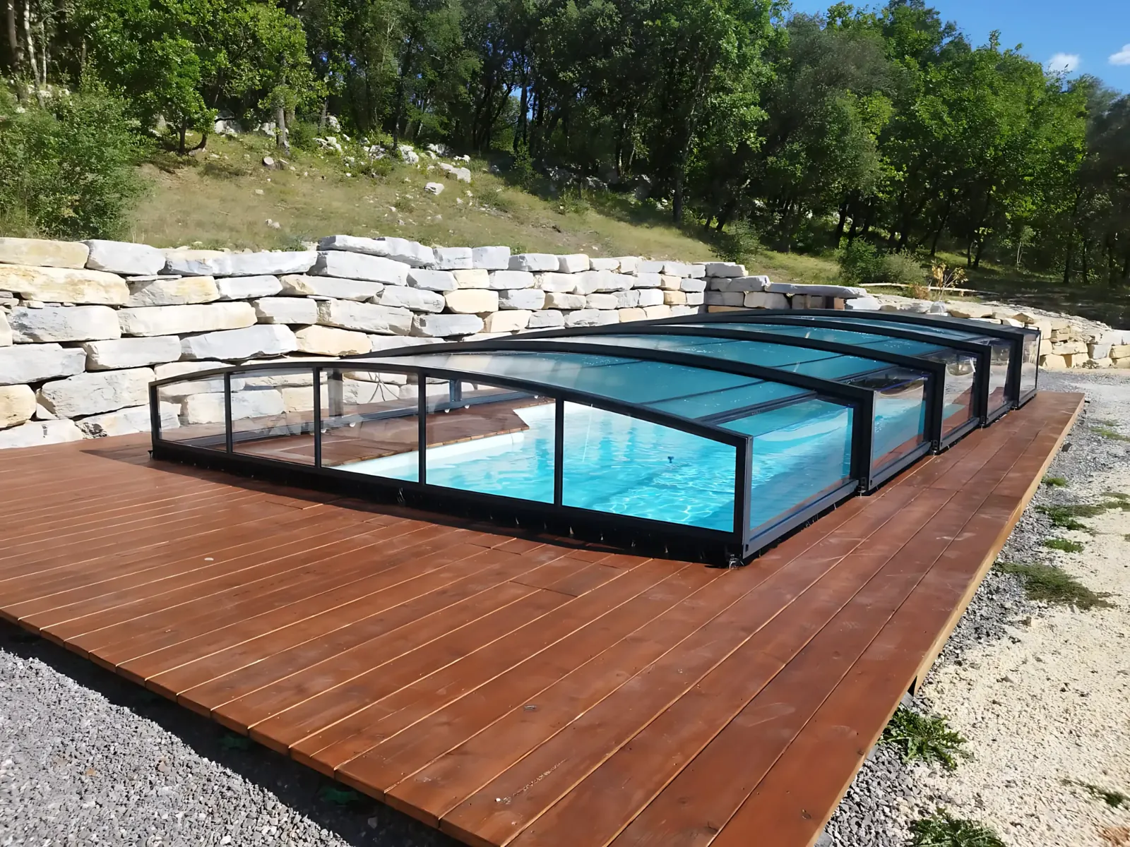 Abri de piscine medium à structure noire au-dessus d’un bassin