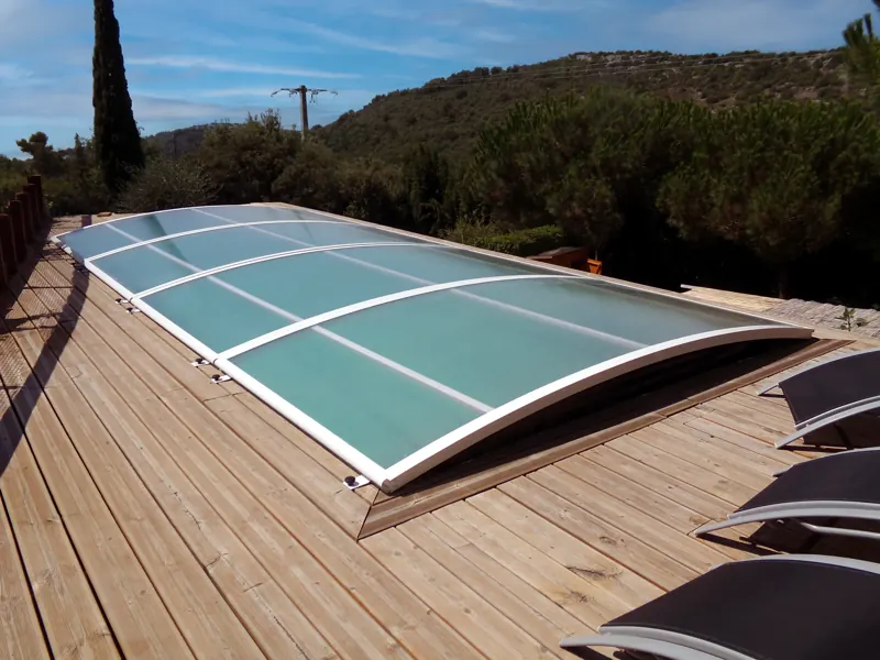Abri de piscine plat sur un petit bassin