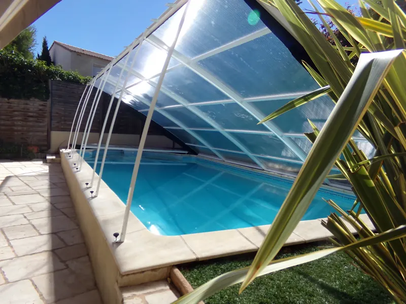 Abri de piscine plat relevable