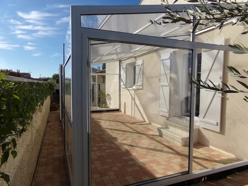 Abri de terrasse adossé Dublin contre une maison