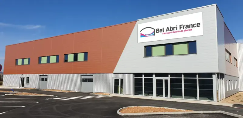 Bâtiment de production de Bel Abri France, fabricant d’abris de piscine près de Montpellier