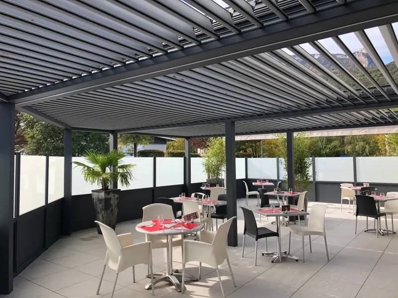 Pergola couvrant la terrasse d’un restaurant