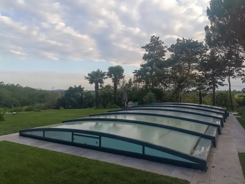 Abri bas au-dessus d’une piscine