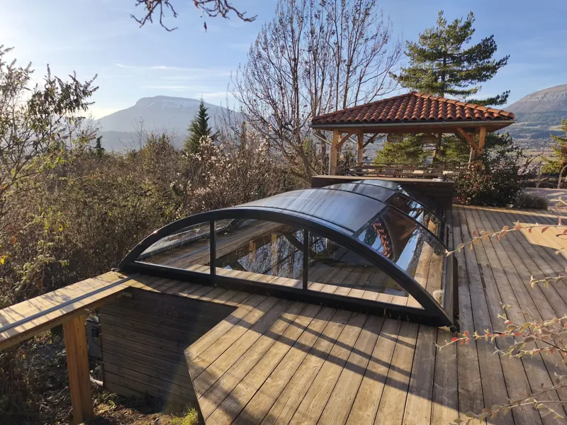 Abri de piscine remis en état dans un jardin