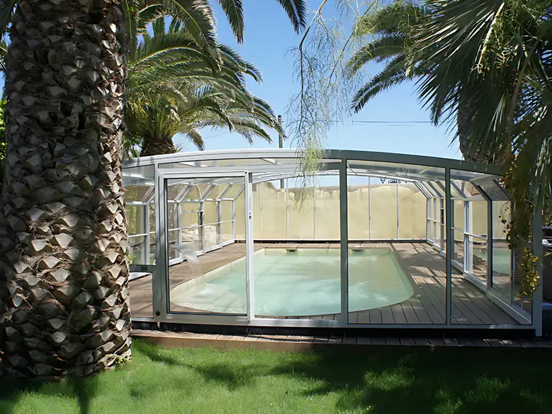 Réalisation Bel Abri au bord d’une piscine
